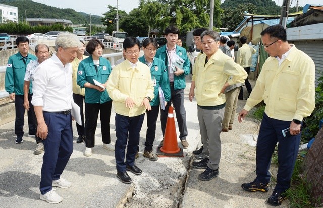박병규 광산구청장이 8일 오전 강기정 광주시장과 함께 특별재난지역으로 선포된 어룡동을 찾아 폭우 피해 현장을 살폈다.
