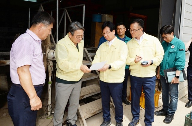 박병규 광산구청장이 8일 오전 강기정 광주시장과 함께 특별재난지역으로 선포된 어룡동을 찾아 폭우 피해 현장을 살폈다.