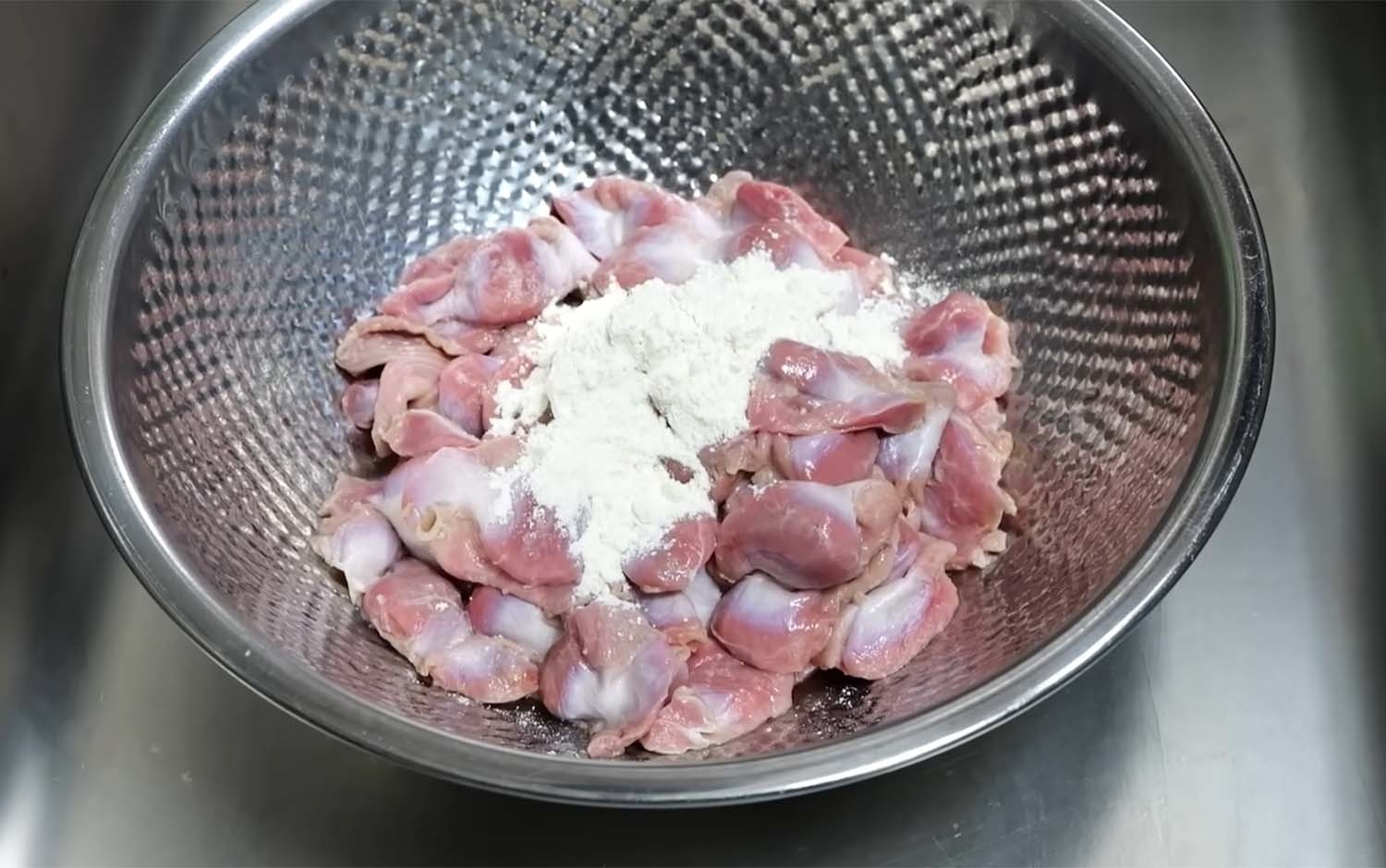 닭똥집에 밀가루를 뿌리고 물을 살짝 넣어 바락바락 문질러가며 씻어야 한다.     / '김대석 셰프TV' 유튜브