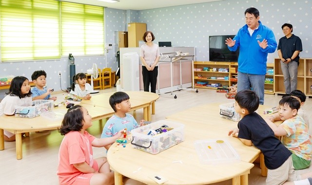 이정선 광주시교육감이 8일 광주봉주초등학교 돌봄교실을 방문해 아이들과 이야기를 나누고 있다. / 광주시교육청 제공