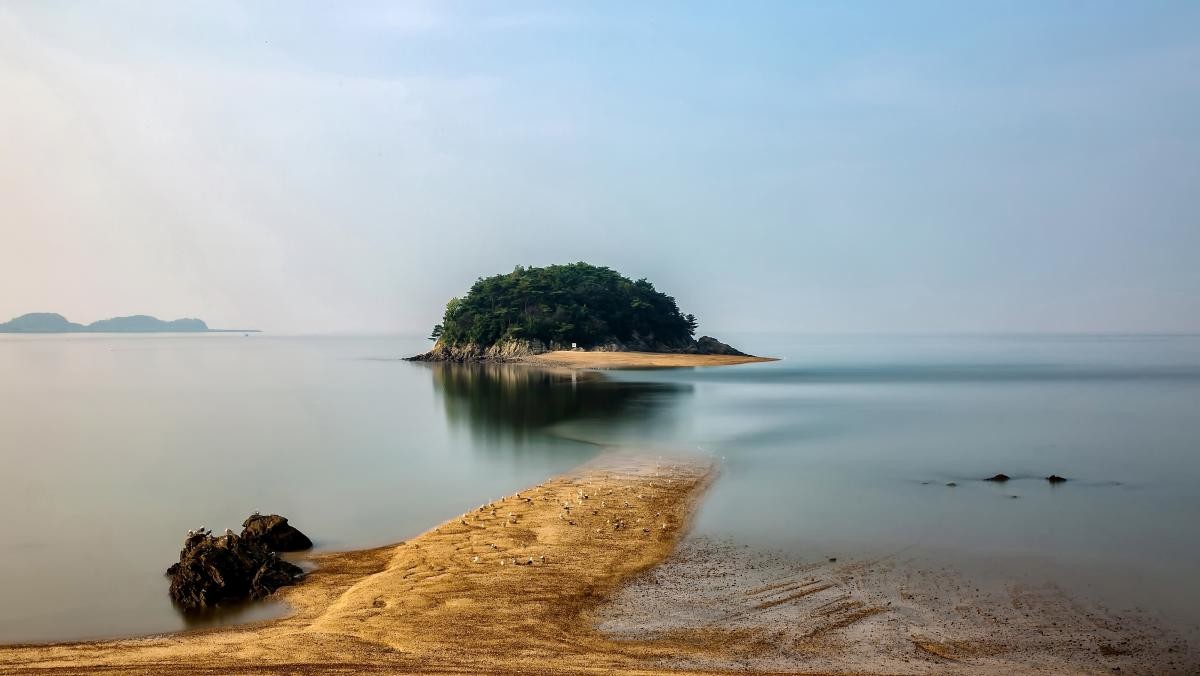 옹진군 인근 영흥도 선재도에서 목섬을 잇는 길. / Stock for you-shutterstock.com
