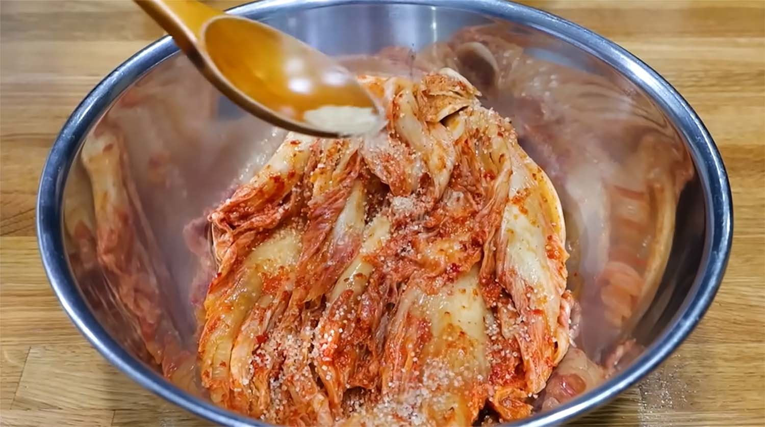 원당을 넣으면 김치 신맛을 조절할 수 있다. / '김대석 셰프TV'