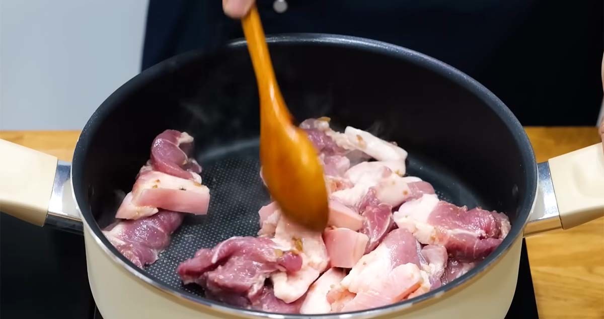 김치찜에 넣는 앞다릿살은 기름 없이 볶는다. / '김대석 셰프TV'
