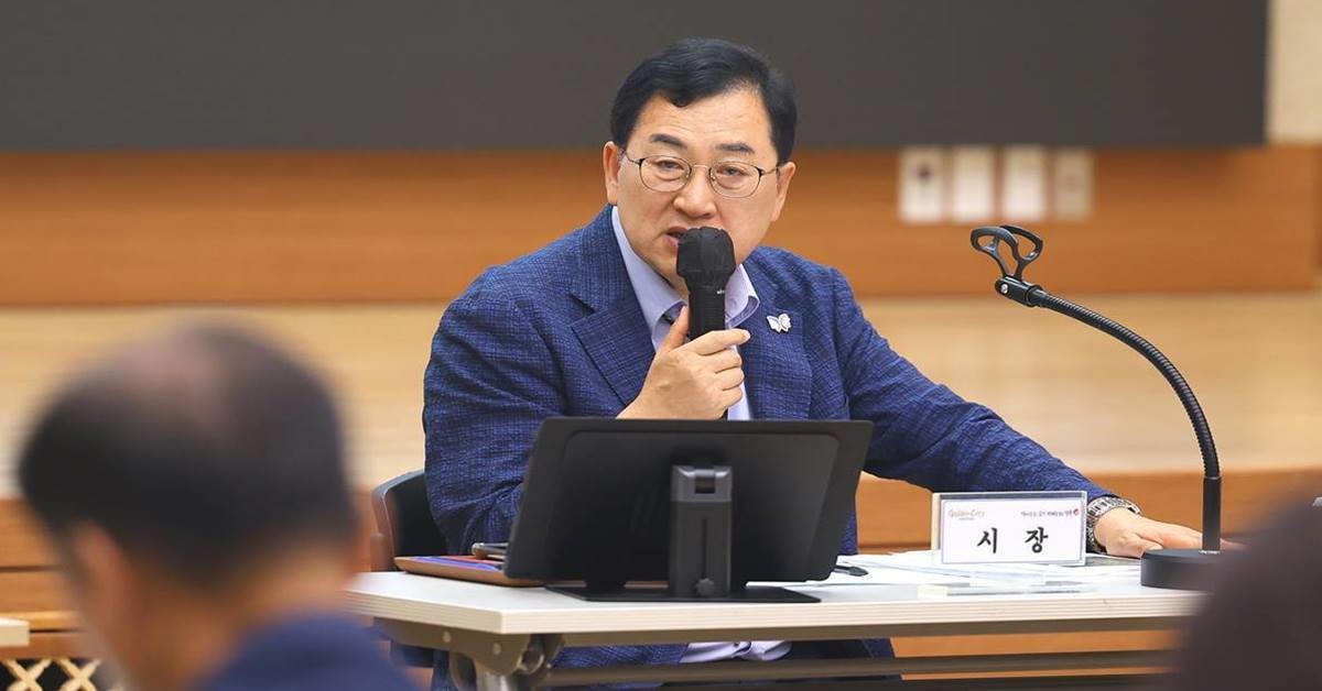 경주시가 지난달부터 지급한 민생회복 소비쿠폰이 지역 소상공인 매출 증가와 소비 심리 회복에 실질적인 효과를 거둔 것으로 나타났다. 사진은 간부회의 주재하는 주낙영 시장/경주시