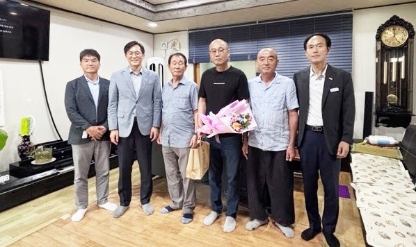우승희 영암군수가 위안부 유족 가정 방문해 기념촬영을 하고있다.