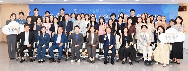 강기정 광주광역시장이 지난 6일 오후 시청 중회의실에서 정은경 보건복지부 장관 등이 참석한 가운데 열린 시 돌봄정책 현장간담회에 참석, 광주시 통합돌봄 사업현황 보고를 받은 후 참석자들과 함께 기념촬영을 하고 있다./광주광역시 제공