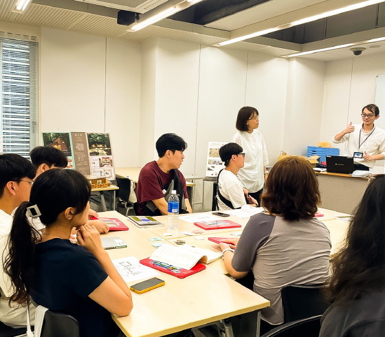 영진전문대 인테리어디자인과 학생들이 일본 ‘아소 건축&디자인 전문학교’를 방문해 교육과정을 듣고 있다.  / 영진전문대 제공