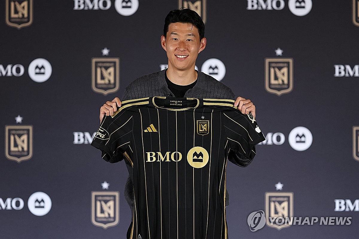 손흥민이 지난 6일(현지시간) 미국 로스앤젤레스(LA) BMO 스타디움에서 열린 로스앤젤레스FC(LAFC) 입단 기자회견에서 유니폼을 들고 기념촬영을 하고 있다 / LAFC 구단 제공