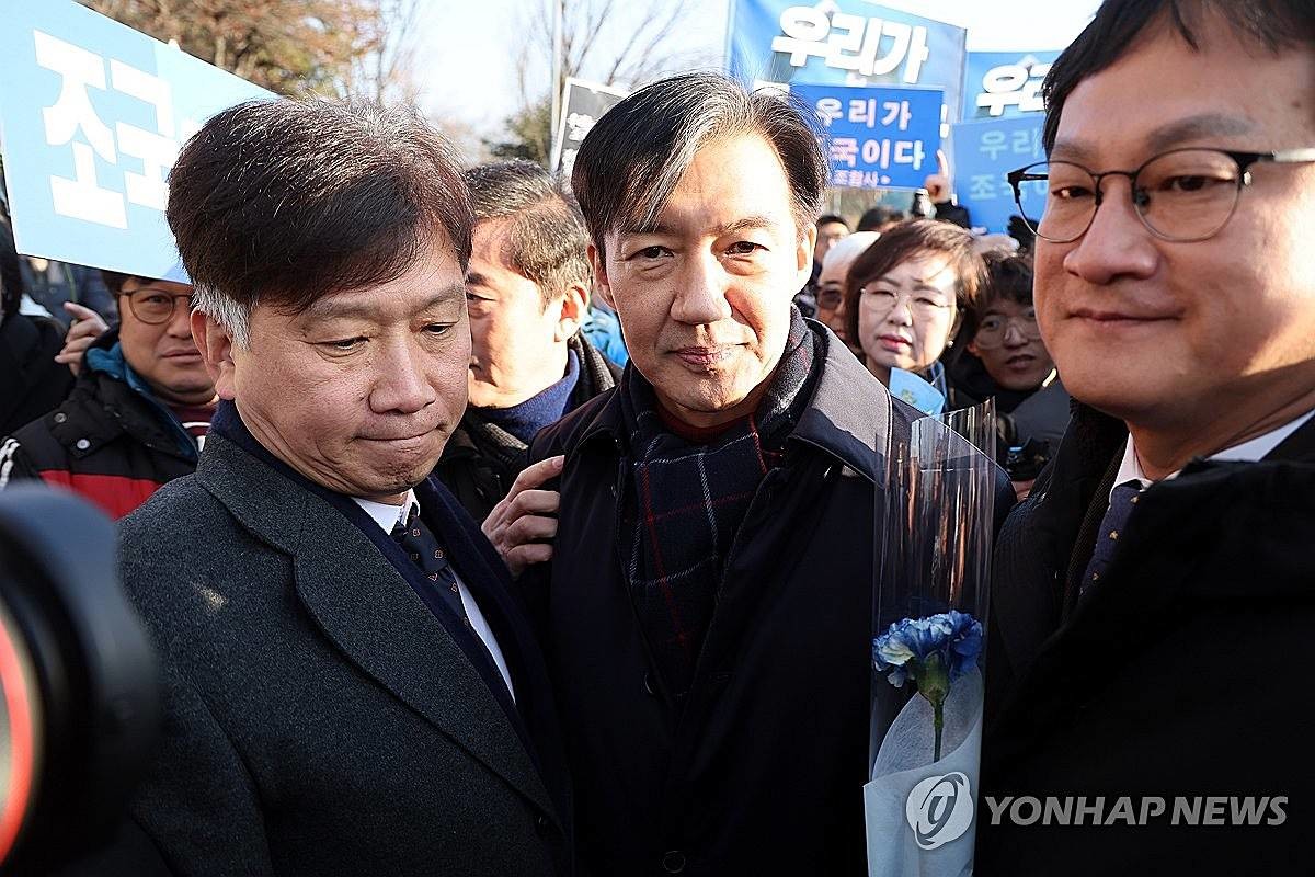 서울구치소 향하는 조국 전 대표 / 연합뉴스
