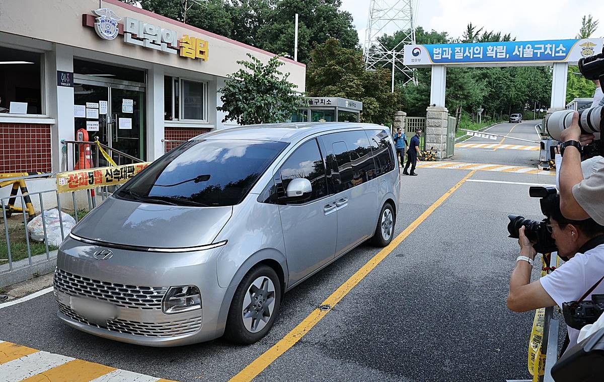 윤석열 전 대통령 체포영장 재집행이 무산된 지난 7일 김건희 특검팀 차량이 경기도 의왕시 서울구치소를 나서고 있다 / 뉴스1