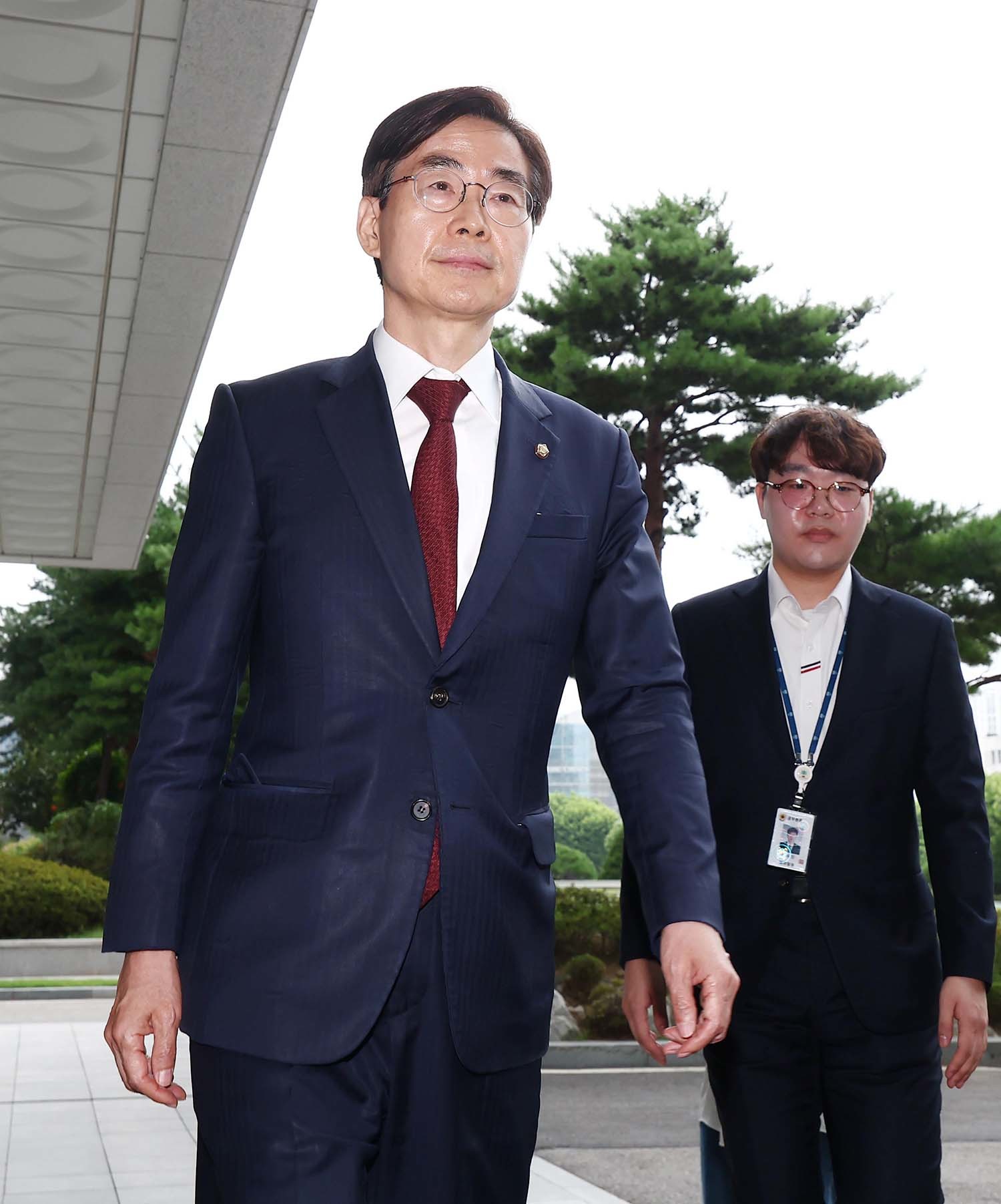 국민의힘 당대표 후보에 출마한 조경태 의원이 11일 오전 내란특검 사무실이 마련된 서울 서초동 서울고등검찰청에서 참고인 조사를 받기 위해 출석하고 있다. / 뉴스1