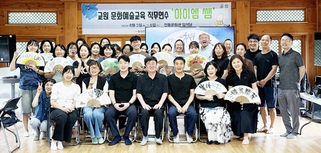 정명돈 한국화가 ‘부채에 담은 계절’