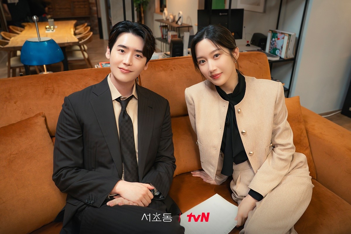 드라마 '서초동' 주연 배우 이종석과 문가영 / tvN