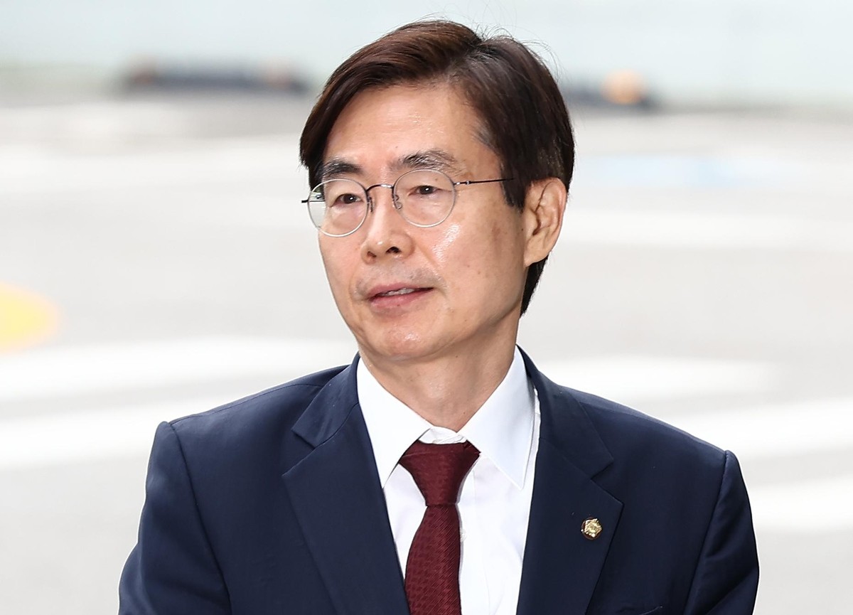 국민의힘 당대표 후보로 출마한 조경태 의원이 11일 내란 특검 사무실이 마련된 서울고검에서 참고인 조사를 받기 위해 출석하고 있다. / 뉴스1