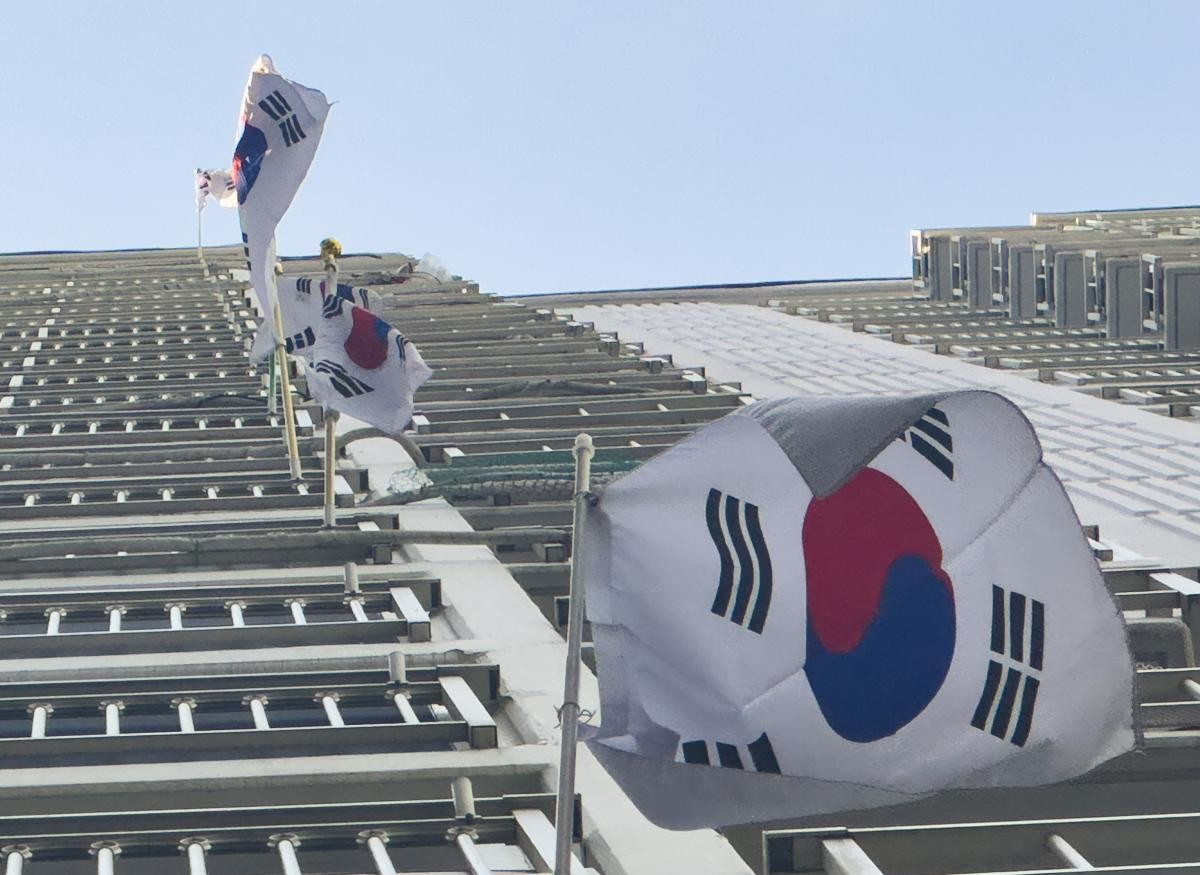 지난 2023년 광복절에 경남 창원시 마산합포구 월포동 한 아파트에 태극기가 게양돼 있다. / 연합뉴스