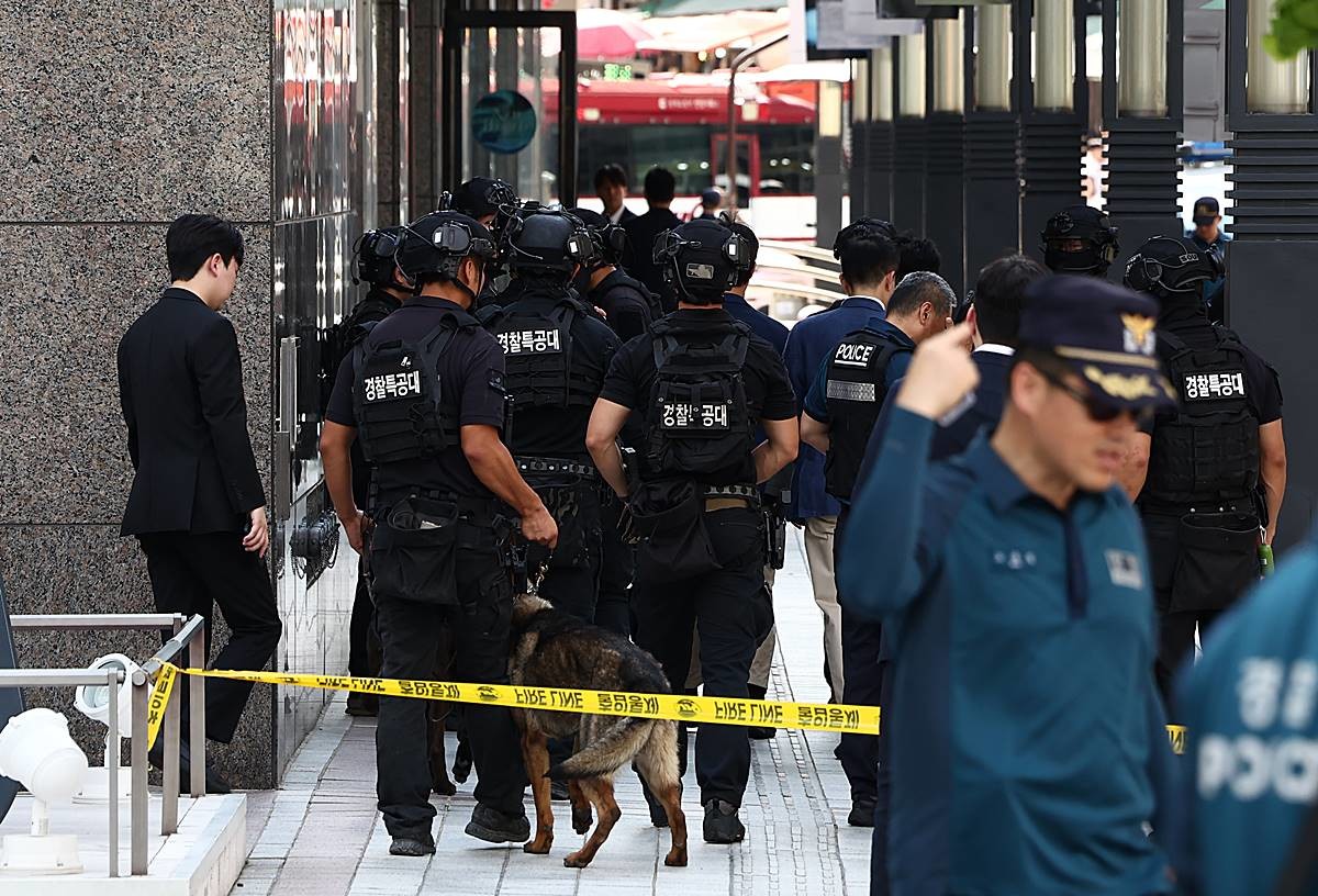지난 5일 오후 서울 신세계백화점 본점에서 한 인터넷 커뮤니티에 해당 백화점 내부에 폭발물을 설치했다는 협박글이 올라와 경찰특공대 등이 폭발물 수색을 마치고 이동하고 있다 / 뉴스1