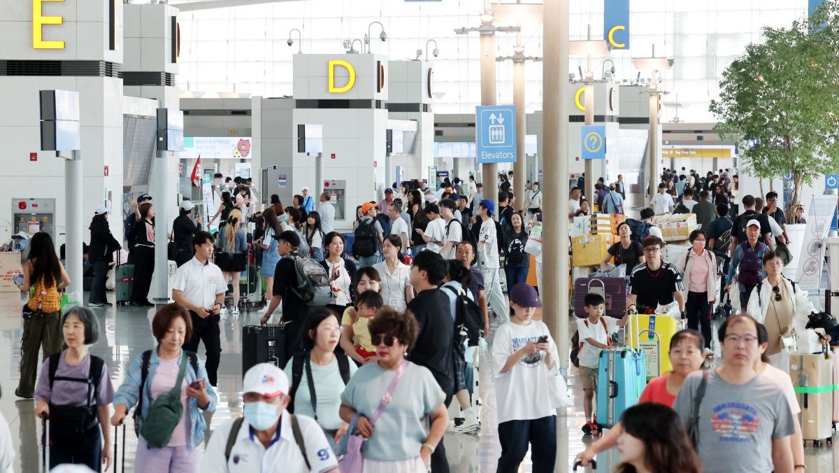 여행객으로 북적이는 인천공항 / 연합뉴스