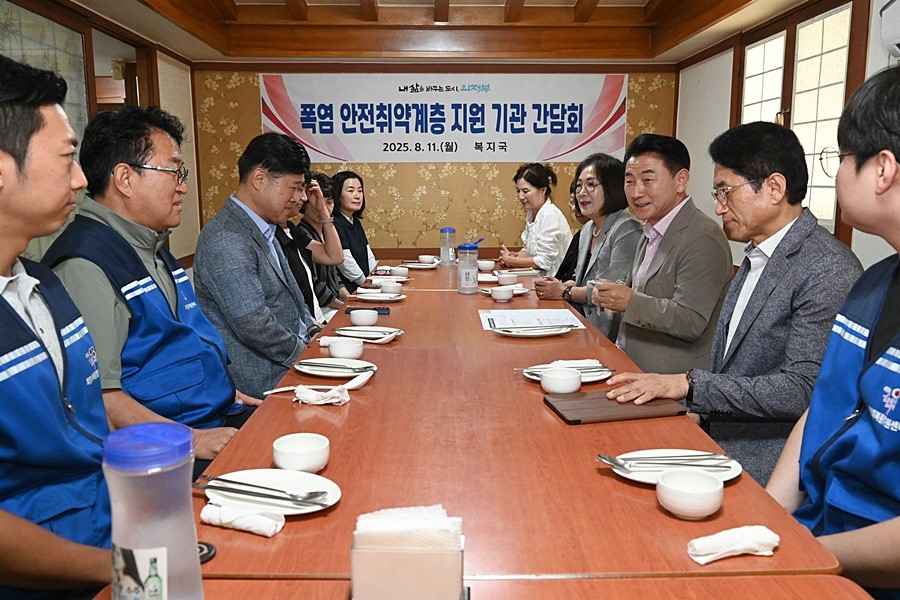 김동근 시장이 8월 11일 폭염 안전취약계층 지원 기관 관계자들과 오찬 간담회를 갖고 있다
