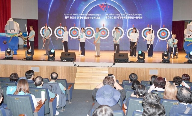 강기정 광주광역시장이 11일 오후 시청 대회의실에서 열린 광주 2025 세계양궁선수권대회 자원봉사자 발대식에 참석해 참석자들과 함께 대회 성공을 위한 퍼포먼스를 하고 있다. /광주광역시 제공