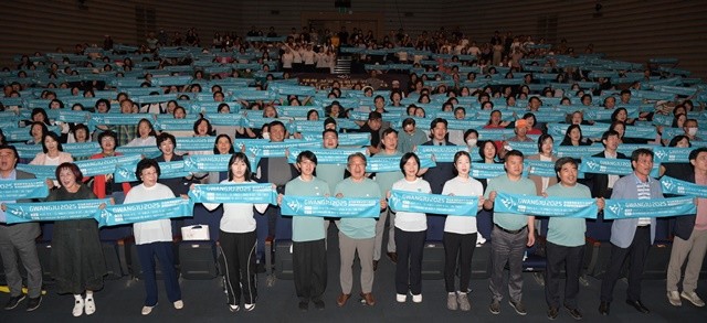 강기정 광주광역시장이 11일 오후 시청 대회의실에서 열린 광주 2025 세계양궁선수권대회 자원봉사자 발대식에 참석해 자원봉사자들과 함께 기념촬영을 하고 있다. /광주광역시 제공