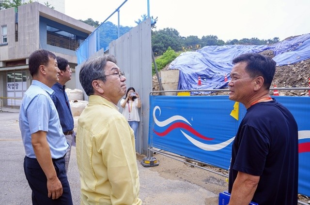 강기정 광주광역시장이 11일 오전 북구 광주시장애인종합복지관 폭우피해 현장을 찾아 복구상황을 점검하고 있다./광주광역시 제공