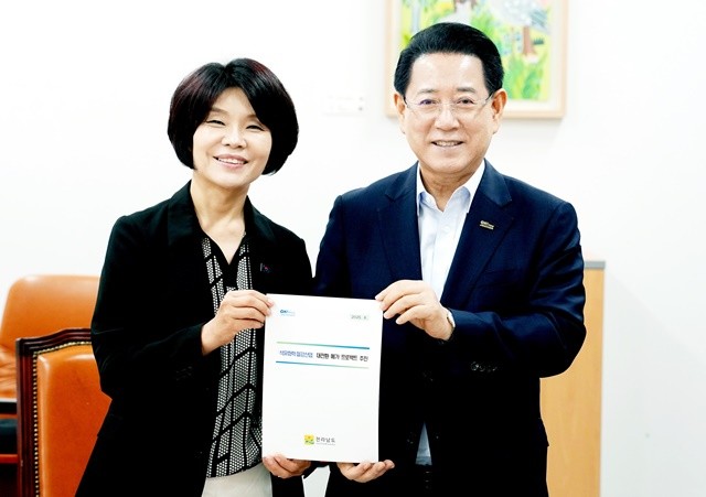 김영록 전라남도지사가 11일 서울 국회에서 한정애 더불어민주당 정책위의장과 면담을 갖고 전남도 핵심 사업을 건의하며, 협조를 요청하고 있다.