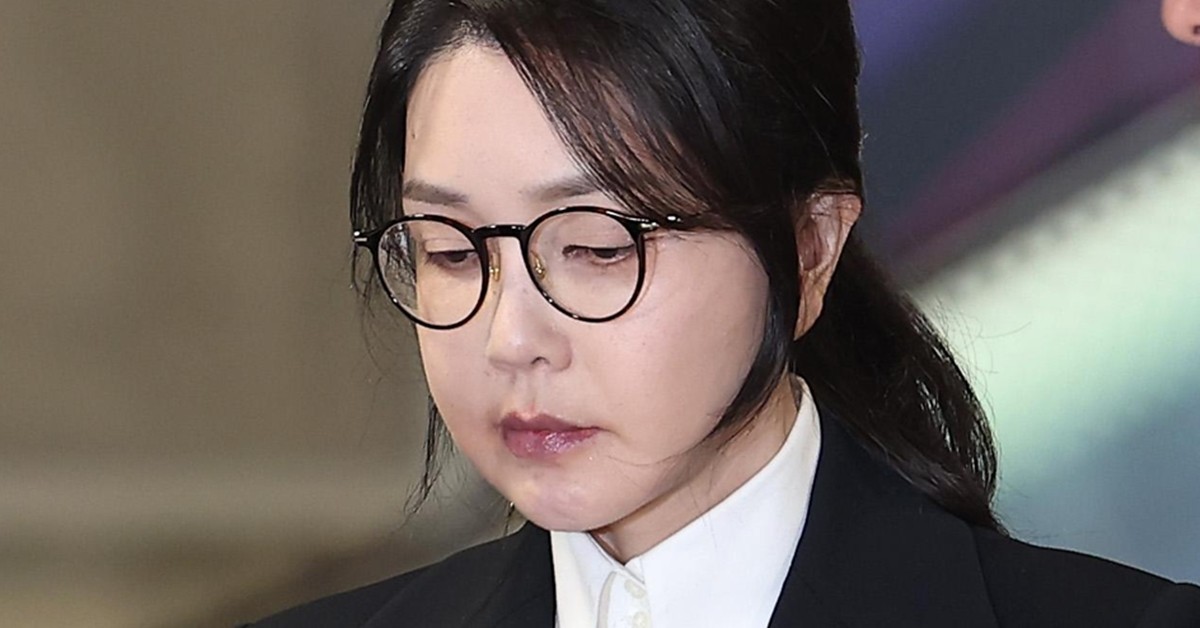 윤석열 전 대통령의 부인 김건희 여사가 지난 6일 서울 종로구 KT광화문빌딩에 마련된 김건희 특검팀(특별검사 민중기) 사무실에서 조사를 마친 후 귀가하고 있다. / 뉴스1