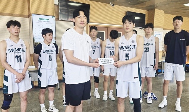 이정현 선수가 광주고 농구팀에 직접 발전기금을 전달하고 있다