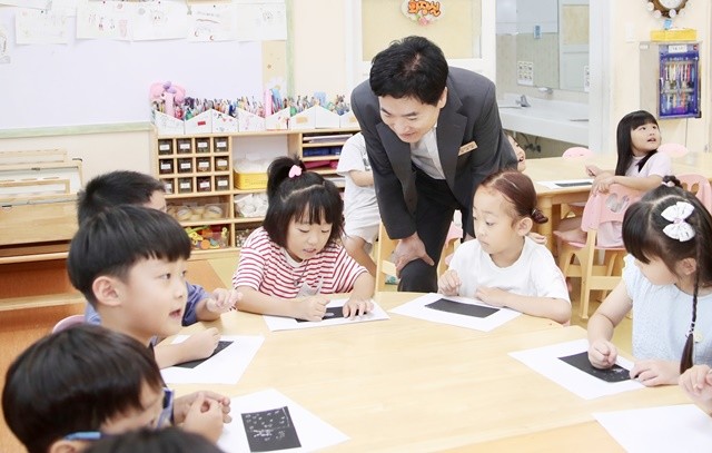 김대중 전라남도교육감이 11일 고흥푸른꿈유치원에서 원생들의 교육활동을 살펴보고 있다.
