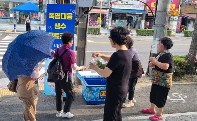 온열질환을 예방하기 위해 유동인구가 많은 버스터미널 등 다중이용장소에 얼음생수를 비치했다.