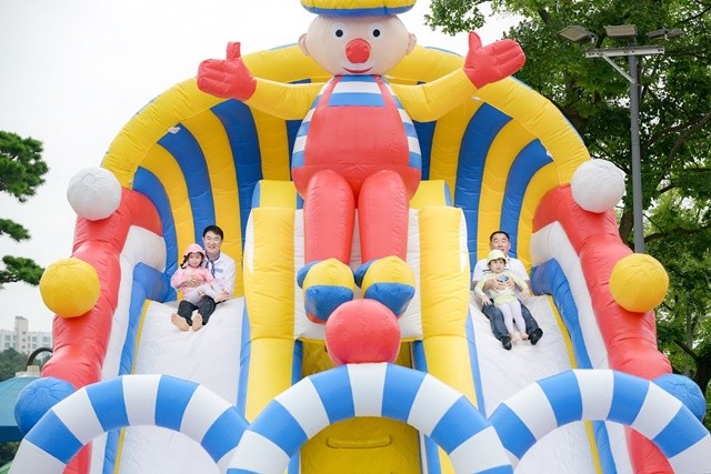 노관규 순천시장과 왕조1동 정철우 청년회장이 아이들과 함께 대형 슬라이드를 타고 내려오는 퍼포먼스를 펼치며 축제의 시작을 알렸다