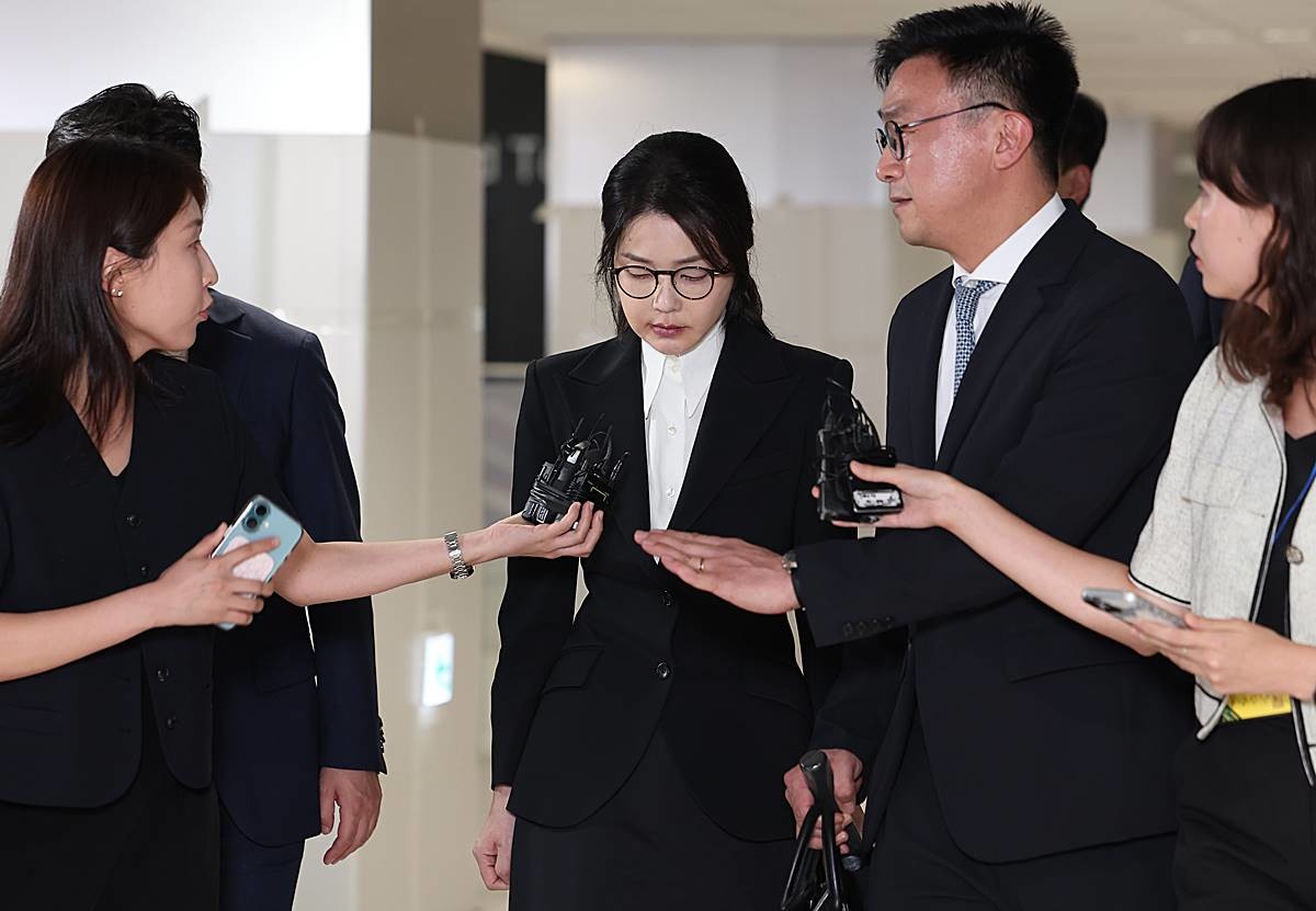 윤석열 전 대통령의 부인 김건희 여사가 지난 6일 서울 종로구 KT광화문빌딩에 마련된 김건희 특검팀(특별검사 민중기) 사무실에 피의자 신분으로 출석해 조사를 마친 뒤 귀가하고 있다 / 뉴스1
