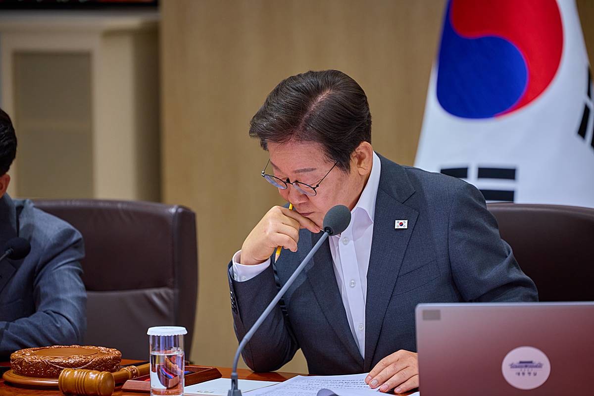 이재명 대통령이 지난달 29일 서울 용산 대통령실 청사에서 열린 국무회의에서 생각에 잠겨 있다 / 뉴스1, 대통령실 제공