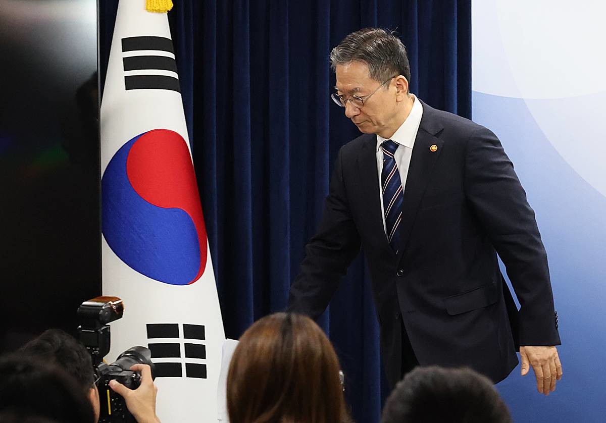 정성호 법무부 장관이 지난 11일 오후 서울 종로구 정부서울청사에서 8·15 광복절 특별 사면 명단 발표를 마치고 이동하고 있다. 이재명 정부의 첫 특별사면이기도 한 광복절 특사 명단에는 조국 전 조국혁신당 대표 부부, 최강욱 전 더불어민주당 의원, 윤미향 전 의원, 조희연 전 서울시교육감, 정찬민 전 국민의힘 의원, 홍문종 전 새누리당 의원, 심학봉 전 의원, 은수미 전 성남시장 등이 포함됐다 / 뉴스1