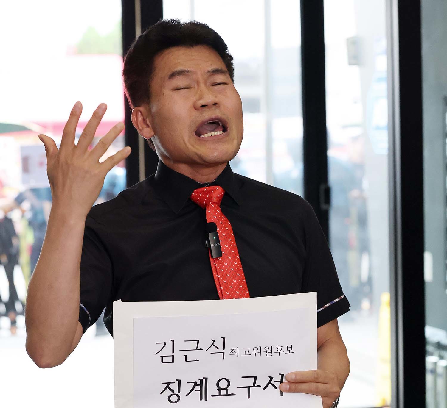 국민의힘 전당대회 합동연설회 야유 사태를 일으킨 전한길 씨가 11일 오후 서울 여의도 국민의힘 당사에서 최고위원 선거에 출마한 김근식 후보에 대한 징계 요구서를 제출하며 입장을 밝히고 있다.  / 뉴스1