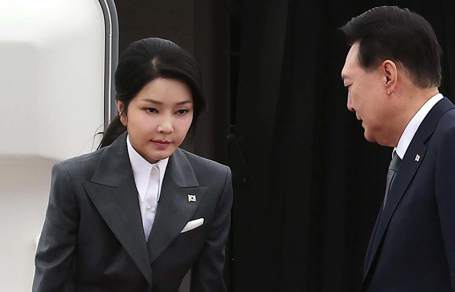 김건희 여사와 그의 남편인 윤석열 전 대통령. / 뉴스1