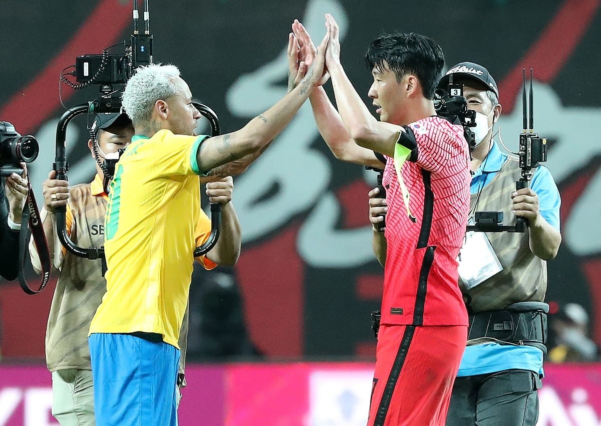 2022년 서울월드컵경기장에서 열린 2002 한일월드컵 20주년 기념 평가전 대한민국-브라질의 경기에서 손흥민과 네이마르가 경기가 끝난 뒤 하이파이브 하고 있다.  / 뉴스1