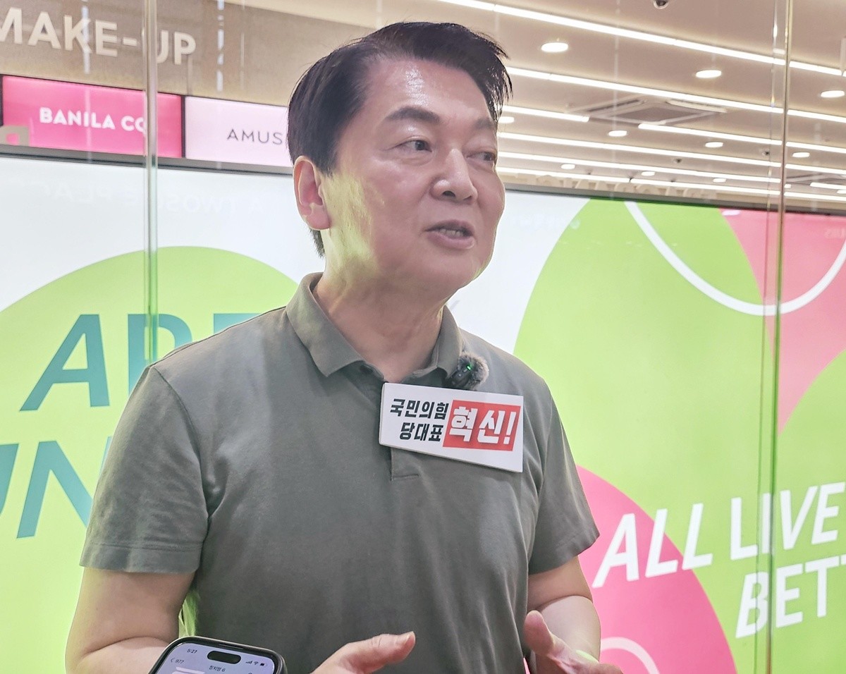 8·22 국민의힘 전당대회 당권에 도전하는 안철수 국회의원이 5일 오후 동대구역에서 기자들과 만나 질문에 답변하고 있다. / 뉴스1