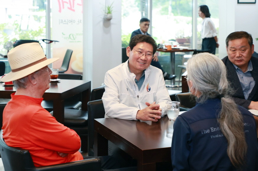 이상일 용인특례시장이 11일 한택식물원을 방문해 현장 관계자와 의견을 나누고 있다. / 용인특례시