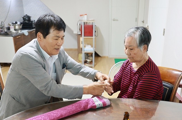 이상익 함평군수가 고 정재남 선생 유가족 위문을 위로하고 있다.