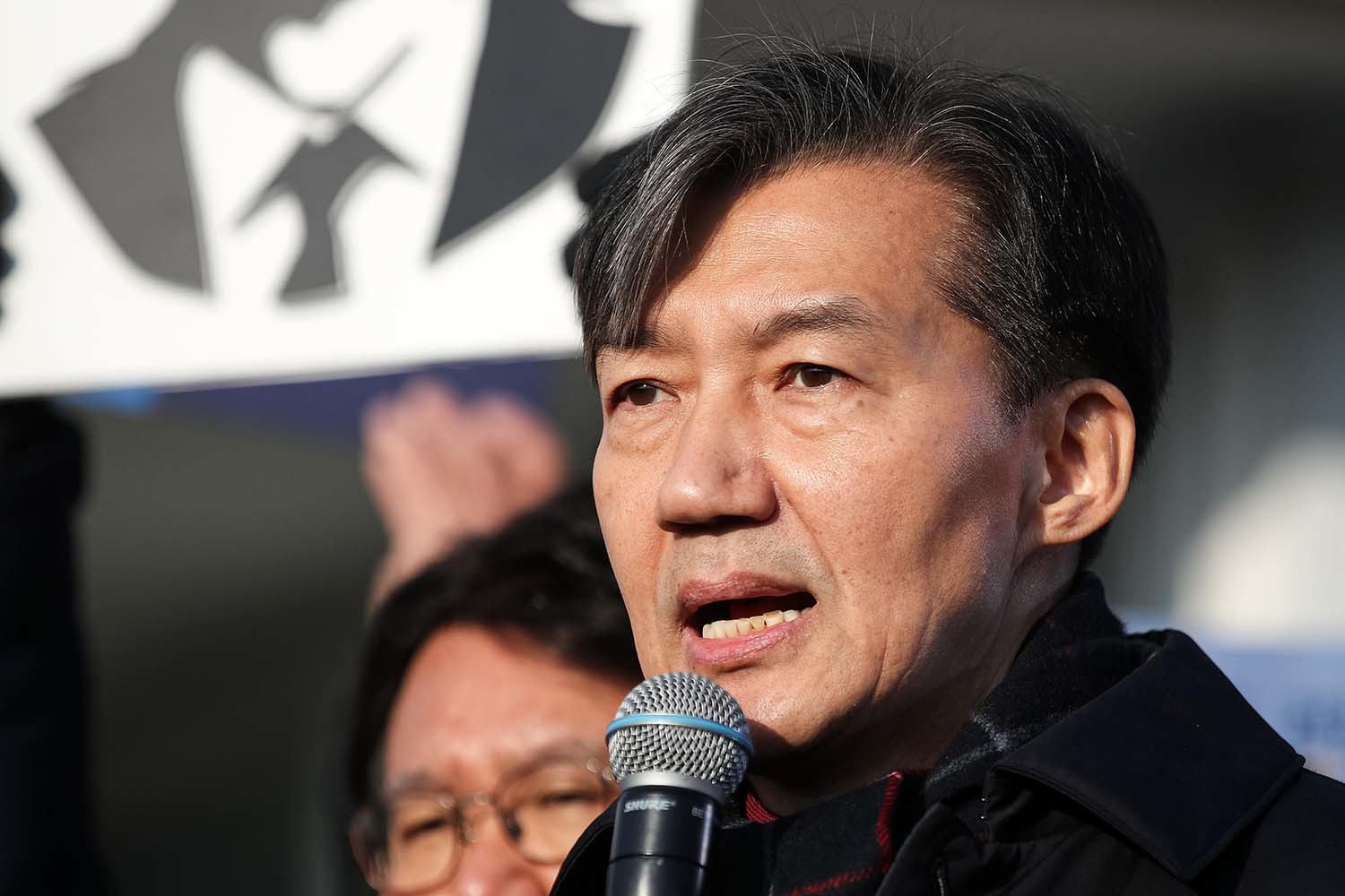 조국 전 조국혁신당 대표가 2024년 12월 16일 오전 수감을 위해 경기 의왕시 서울구치소로 들어가기 전 지지자들에게 인사를 하고 있다. / 뉴스1