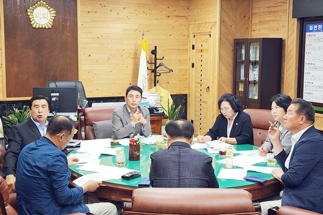 함평군의회 의원들이 RE100 산업단지 조성 관련 보고를 받으며 의견을 나누고 있다.