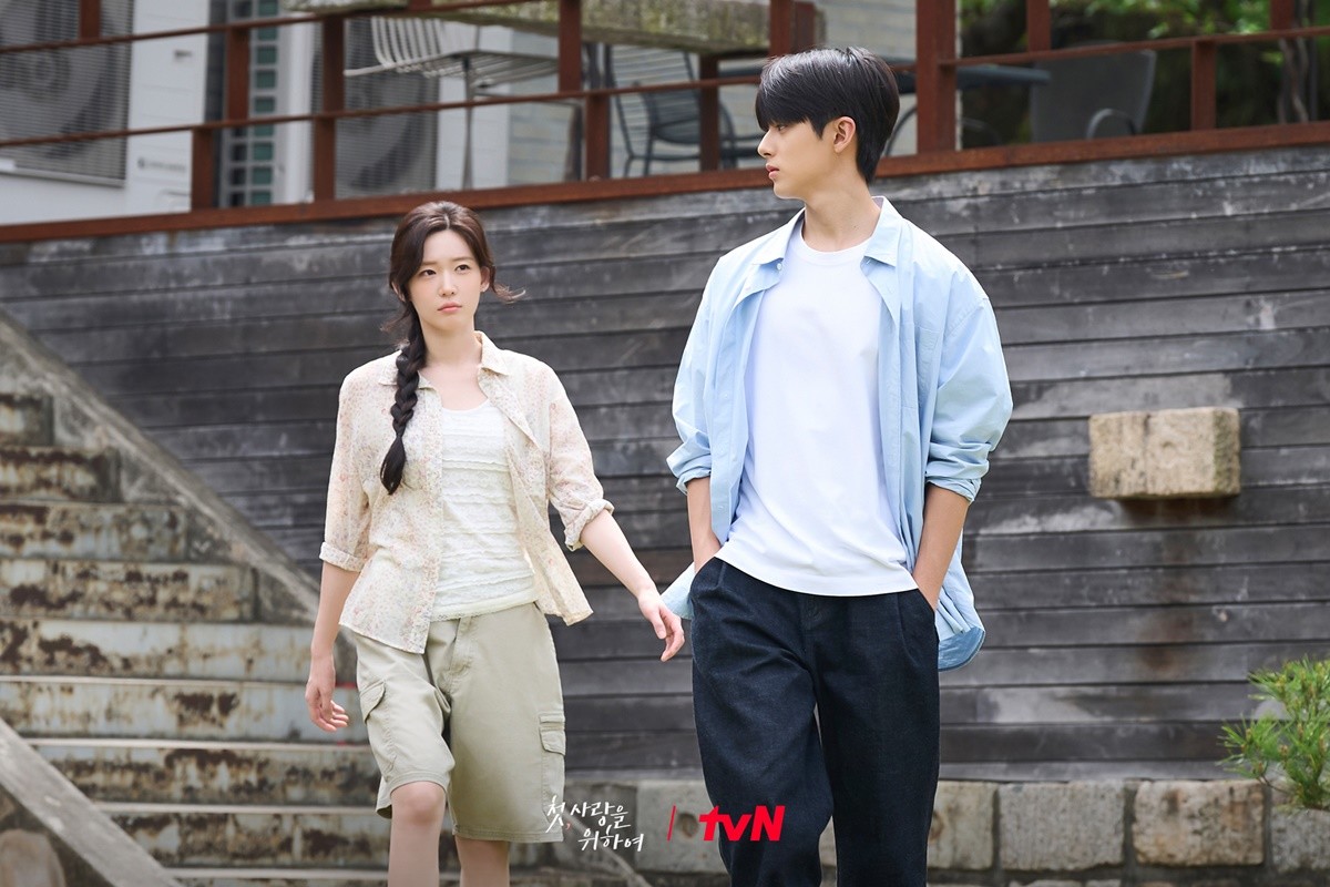 극중 설레는 청춘 로맨스 연기를 선보이고 있는 최윤지와 김민규 / tvN