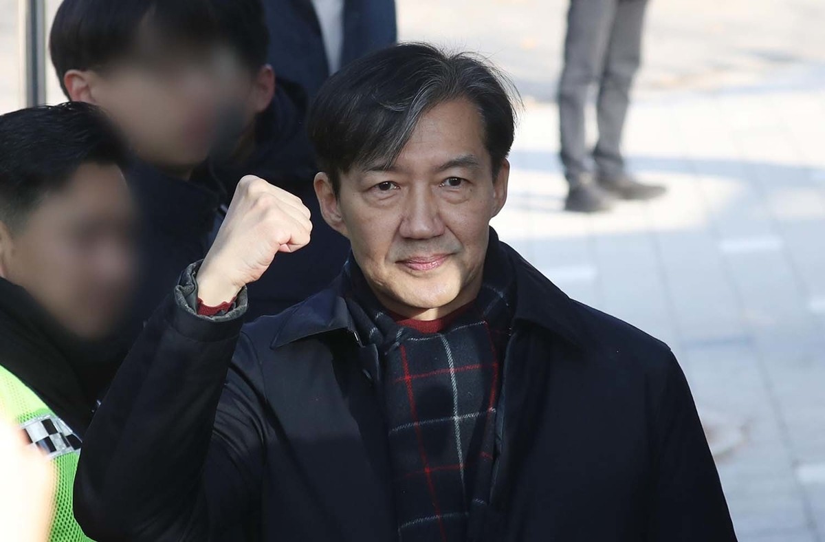 조국 전 조국혁신당 대표가 2024년 12월 16일 수감을 위해 경기 의왕시 서울구치소로 들어가기 전 지지자들에게 인사하고 있다. / 뉴스1