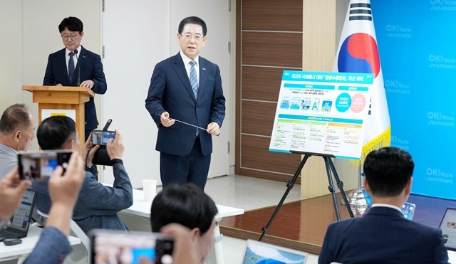 김영록 전라남도지사가 12일 오전 도청 브리핑룸에서 ‘관광서비스 대전환’을 위한 대도민 담화문을 발표하고 있다.