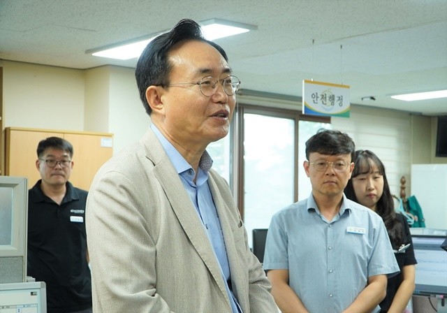 윤병태 시장이 공직자들의 노고를 격려하고 있다.