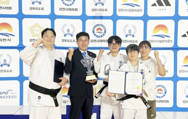 지난 11일 순천시청 유도팀이 김천에서 열린 '2025 김천컵 전국유도대회'에서 단체전 금메달을 수상하고, 기념사진을 촬영하고 있다(좌측부터 신지영, 김양호 감독, 김지정, 양서우, 박다솔)