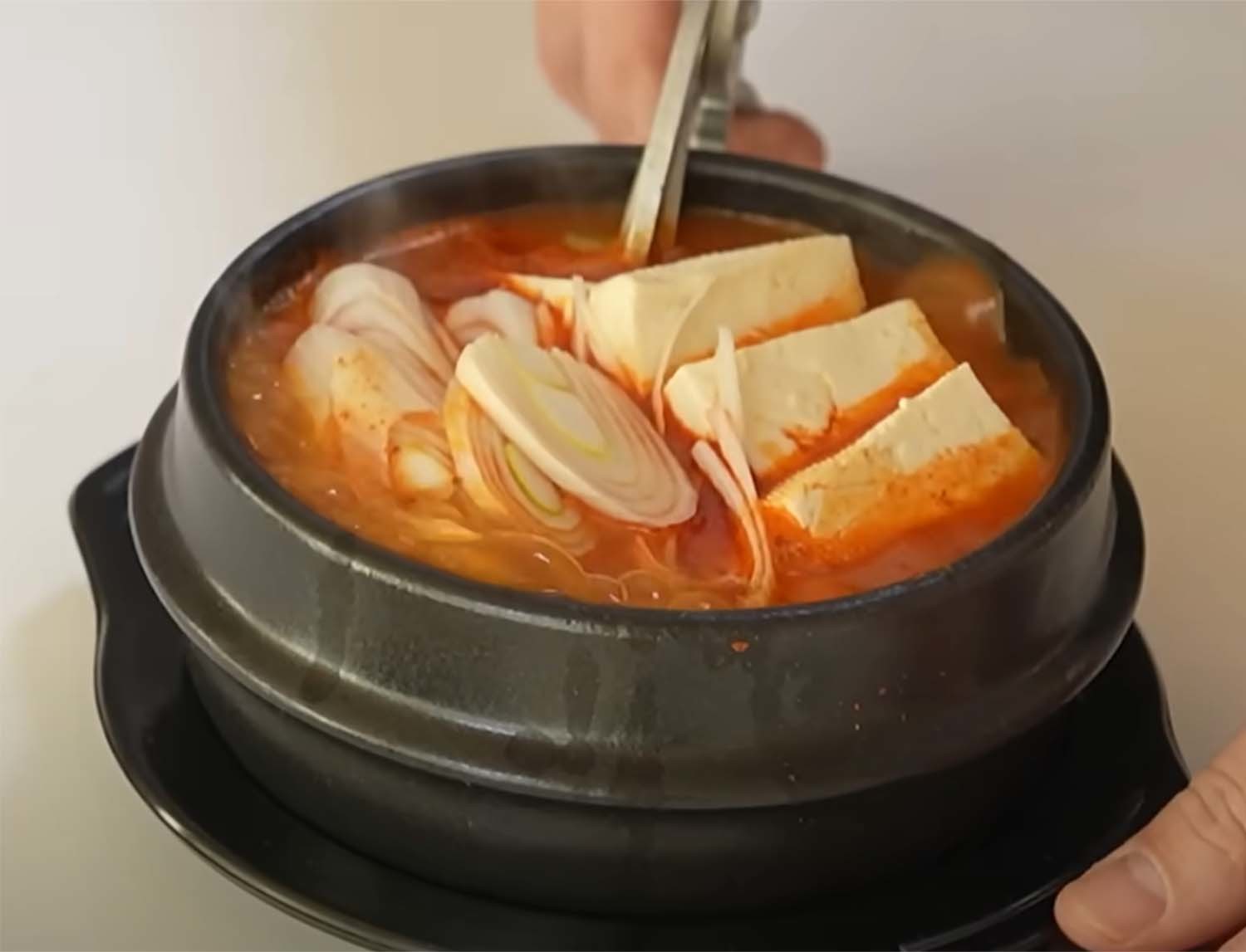 요리 유튜브 채널 '장사왕 임사부'에 소개된 김치찌개. 연희동 유명 음식점의 레시피대로 만든 것이다. / '장사왕 임사부' 유튜브 </p>