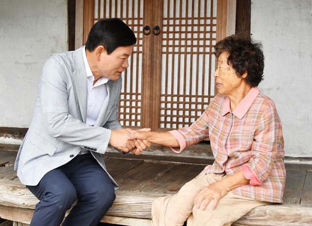 정철원 담양군수가 가사문학면 송춘자(송주면 유공자 손)씨를 위로 하고 있다..