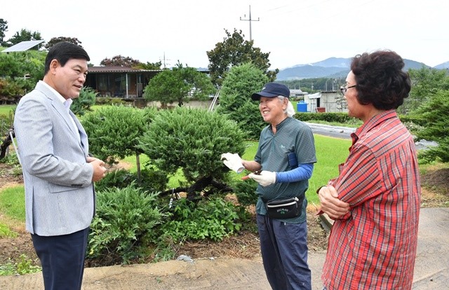 정철원 담양군수가 창평면 고창석(고광채 유공자 손)씨와 대화를 하고 있다.